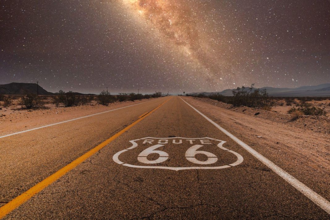 Легендарная Route 66 отмечает 100-летие: в Аризоне вспоминают связь трассы с космосом Легендарная Route 66 отмечает 100-летие: в Аризоне вспоминают связь трассы с космосом