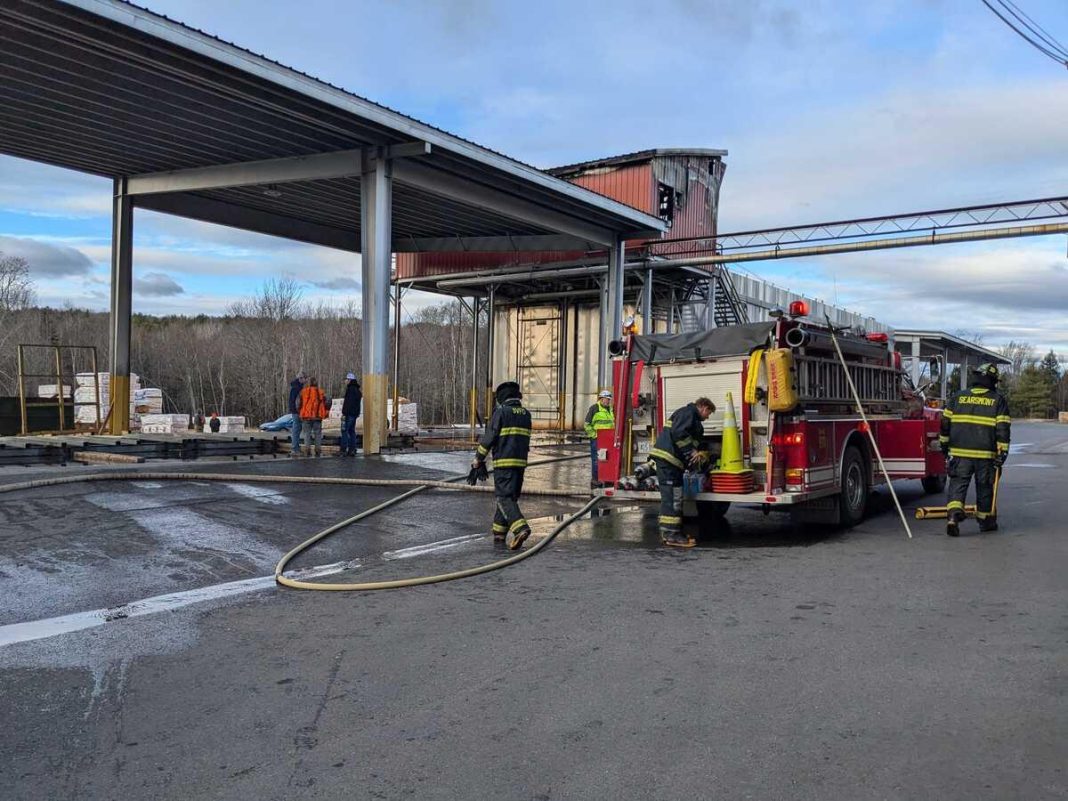 Пожарный погиб при мощном взрыве на лесопильном заводе в штате Мэн Пожарный погиб при мощном взрыве на лесопильном заводе в штате Мэн