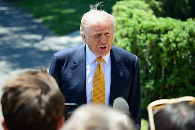 Трамп перед вылетом в Пекин: о статусе сверхдержав, будущем Украины и возможной поездке в Россию Трамп перед вылетом в Пекин: о статусе сверхдержав, будущем Украины и возможной поездке в Россию